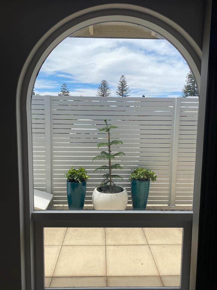 Უმშვენიერესი მზით სავსე ცალკე ატრიუმის სივრცე. 