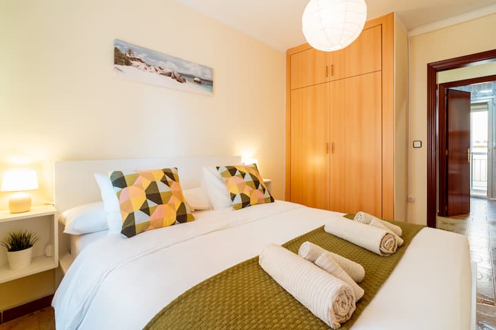 Chumba kikuu cha kulala kilicho na Kitanda cha KingSize