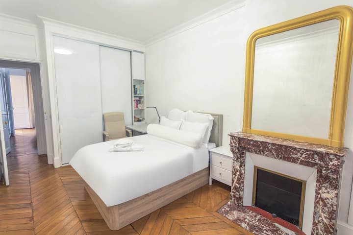 Chambre 2 lumineuse avec rangements