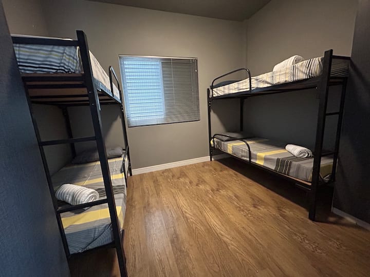 Quarto com duas beliches para 4 pessoas com muito conforto