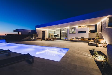Minimalist house to the volcano
