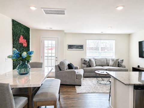 Walk to Bristol Speedway| 3BR/2.5BA+ Garage & Wifi