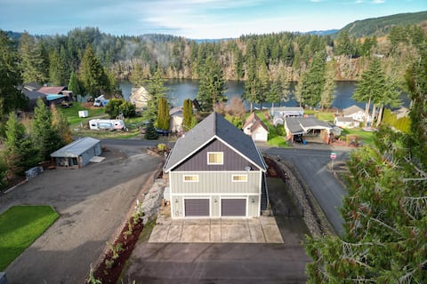 Modern Chalet with Lake Views in Marina Area