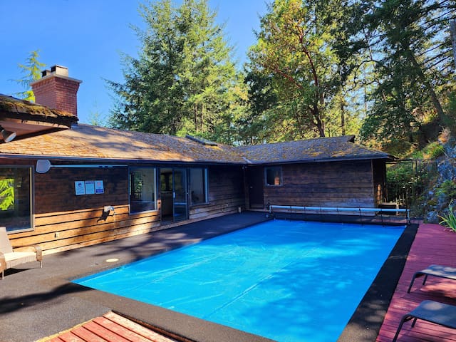 The TreeHouse Cabin! Private&Tranquil gallery image 3