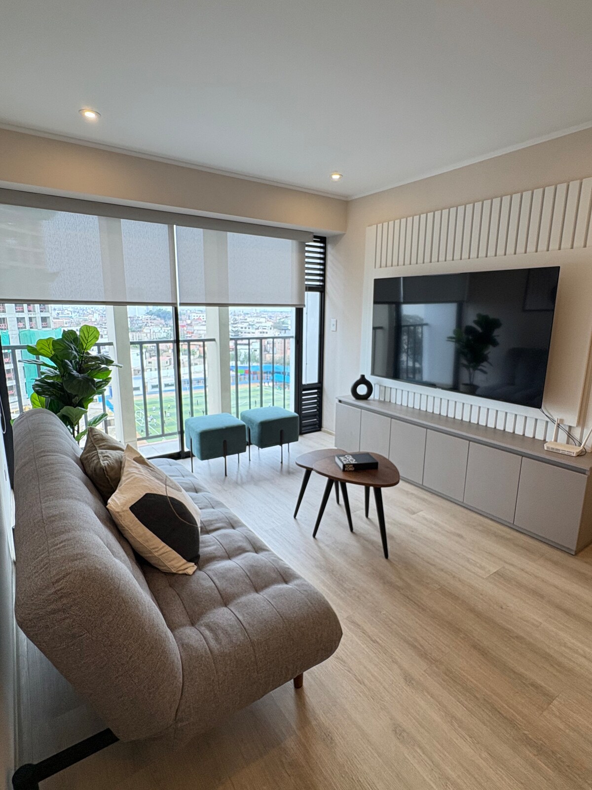 Sala con tv 65 pulgadas y sofá cama