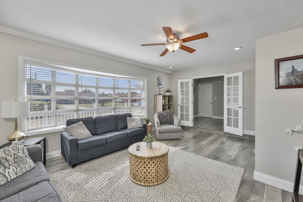 Successful Airbnb property: Waterfront Pool Oasis Kayaks, Games & Beach Vibe in Apollo Beach
