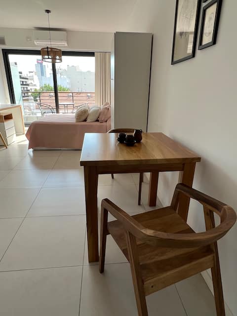 Anuncio de Airbnb popular: Studio apartment with a beautiful balcony - Saavedra / Z en Saavedra