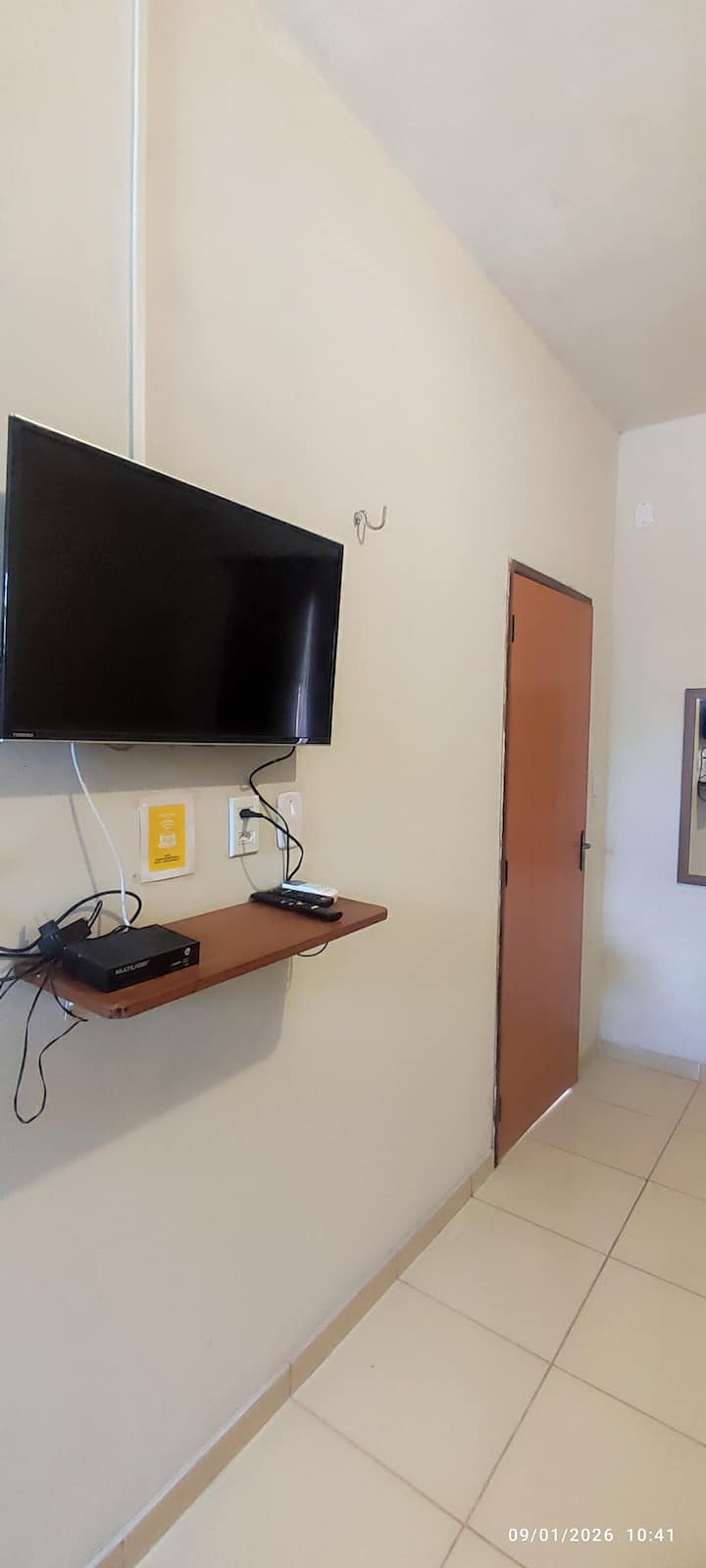 Televisheni ya inchi 32 iliyo na vituo vya wazi na iliyounganishwa kwenye intaneti