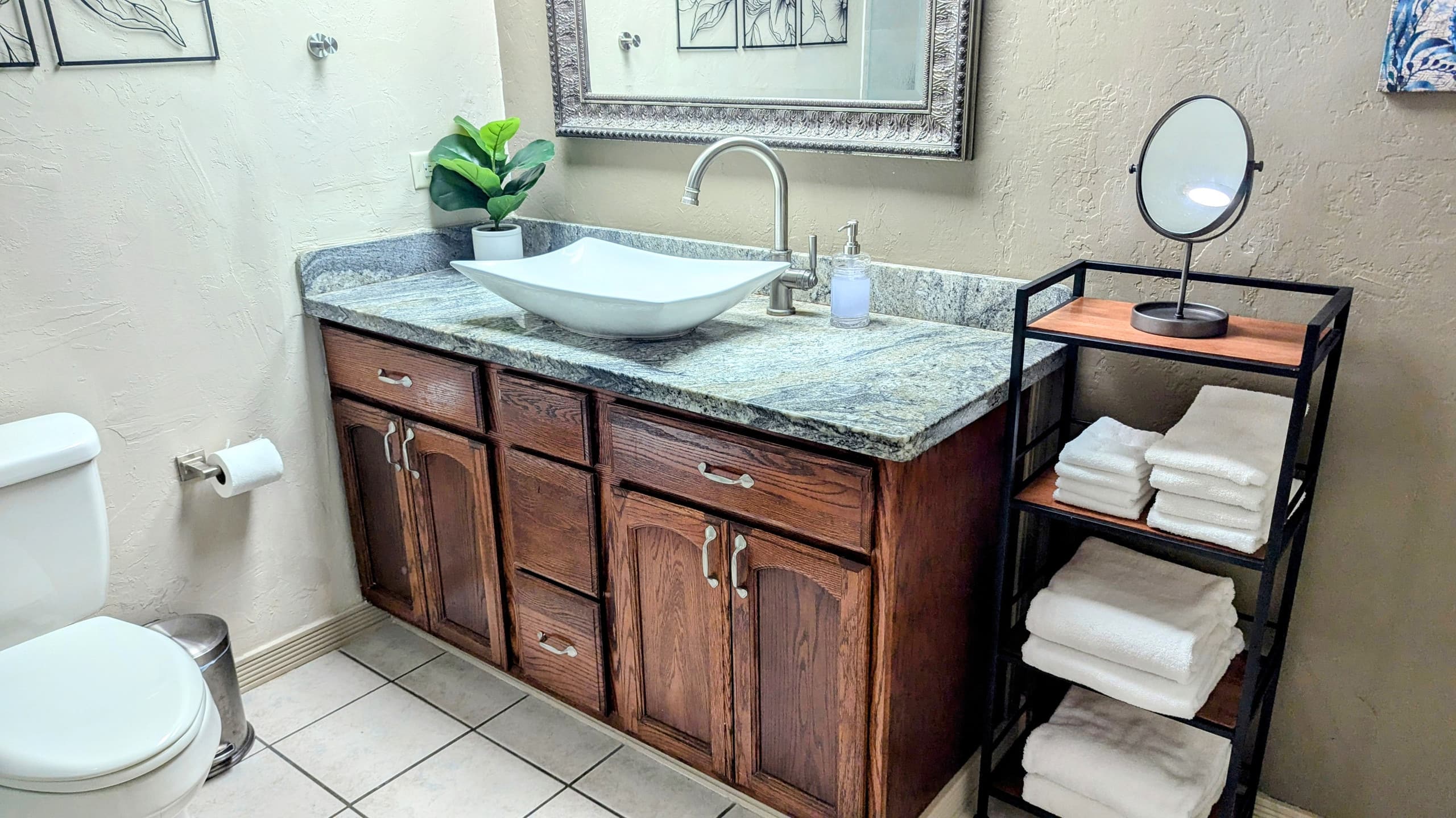 Centrally Located Downtown Kona Condo - Image 13