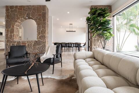 Casa Monnrich
Modern Family Home 
Game Room & Pool