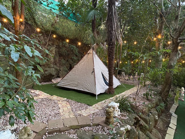 「キャンプサイト２」テント設営スペースです。適正人数２～３名 Airbnbのシステム上＜床置きマットレス３＞と表示されておりますがテント泊の際は寝袋をご持参ください。テントは当館の方でもご用意しておりますが、お好みのテントをご持参して下さって構いません。「キャンプサイト」を御利用の際はAirbnbの「予約リクエスト」の際にお申し付け下さいませ。