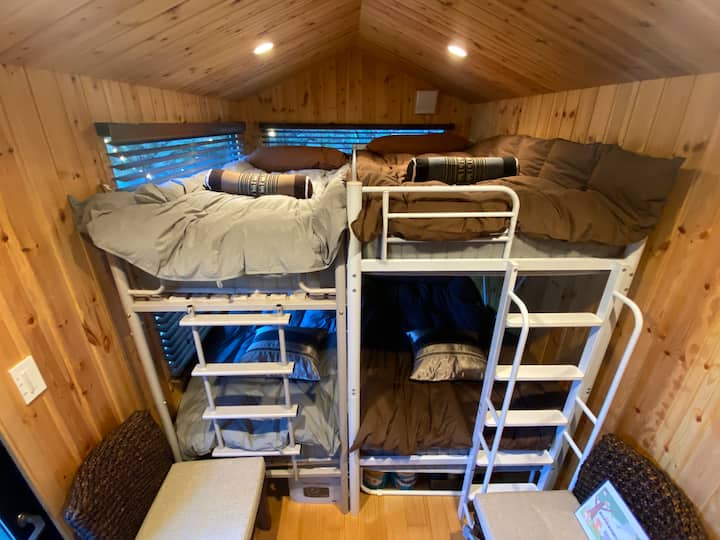 【トレーラーキャビン棟】はシングルの2段ベッドとセミシングルの2段ベッドで構成されています。
