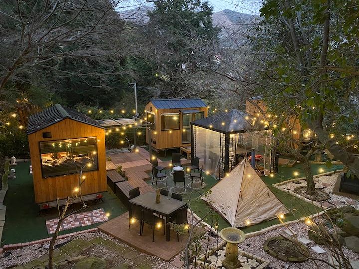 「キャンプサイト１」テント設営スペースです。適正人数２～３名。 Airbnbのシステム上＜床置きマットレス３＞と表示されておりますがテント泊の際は寝袋をご持参ください。テントは当館の方でもご用意しておりますが、お好みのテントをご持参して下さって構いません。「キャンプサイト」を御利用の際はAirbnbの「予約リクエスト」の際にお申し付け下さいませ。