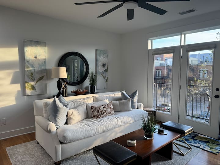 Downtown Nash Modern Condo - Nashville, TN