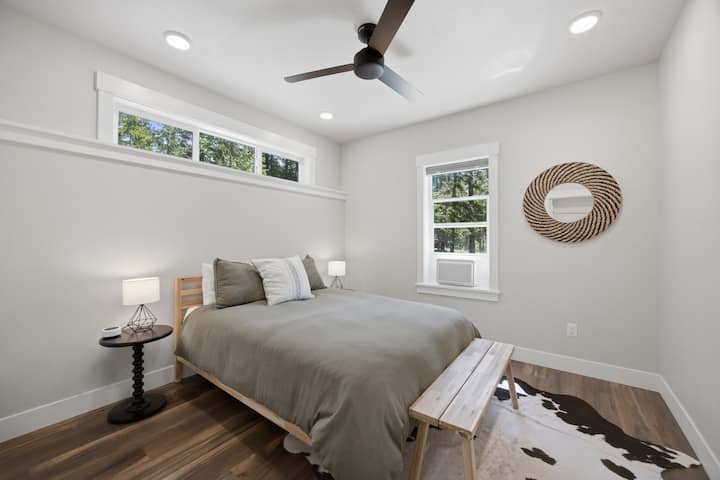 One of the secondary bedrooms with Queen size bed.