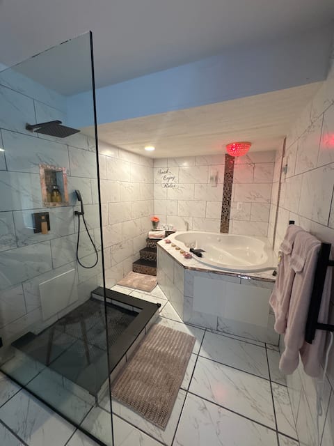 The Getaway!Romantic and Fun!Hot Tub/Dance Pole