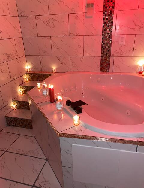 The Getaway!Romantic and Fun!Hot Tub/Dance Pole