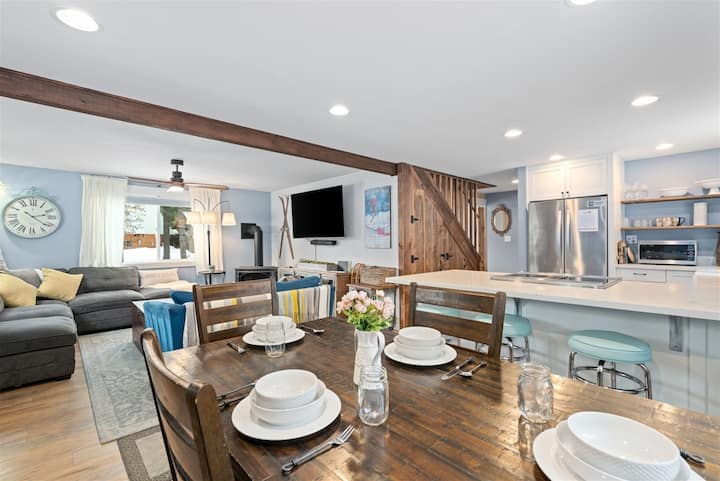Hot Tub Cabin Near Stevens Pass & Leavenworth - Lake Chelan, WA