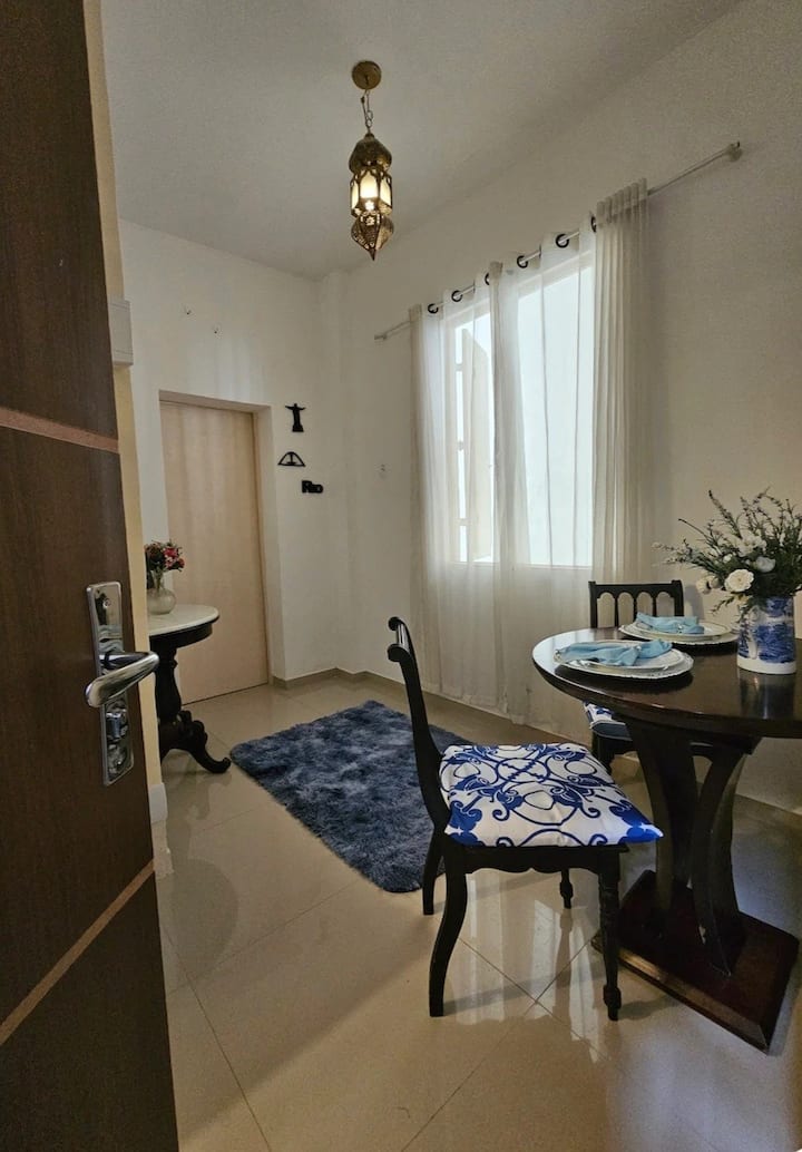 Príloha 2 (Izba 5) vchod, malá obývacia izba 