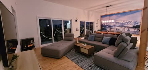 Successful Airbnb property: Panoramic views cabin with hot tub and lake access in Chertsey