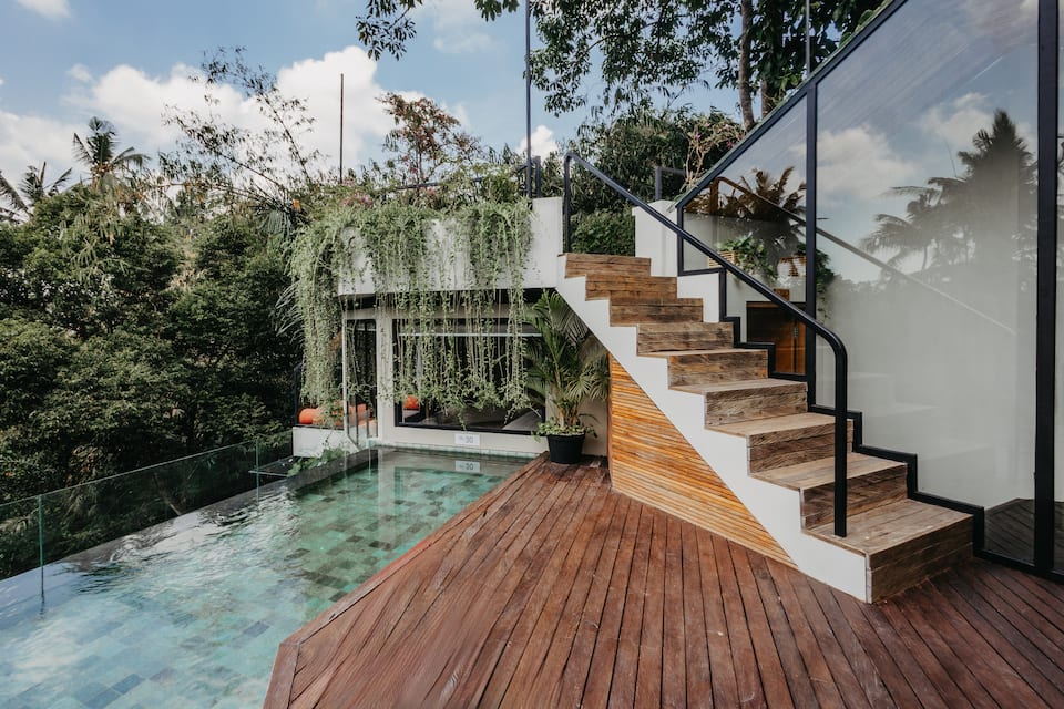 A glass-pool hideaway on the edge of an Ubud gorge, Ubud, Bali, Indonesia, photo 4 of 10