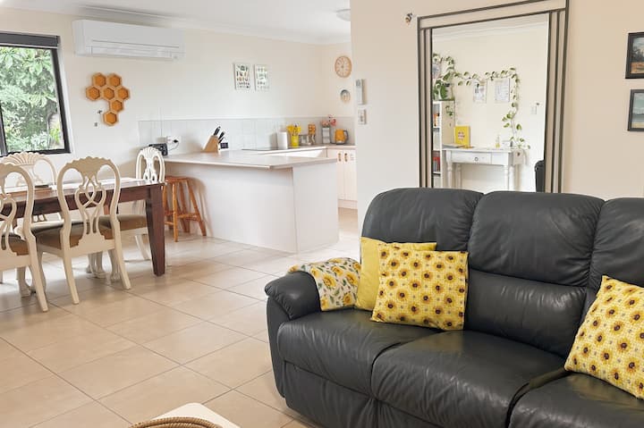 Bribie Hive - Bribie Island Holiday Apartment - Sandstone Point