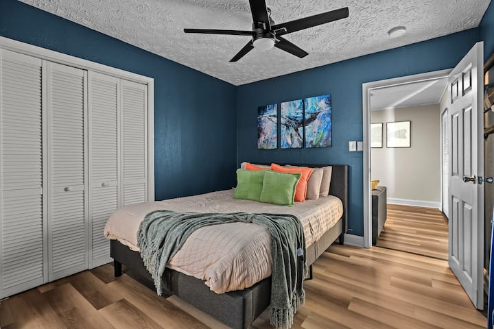 The Whale Room features a comfortable queen bed, calming coastal tones, and plenty of space to unwind. Thoughtfully designed for rest and quiet moments, it’s a favorite for guests who appreciate a peaceful retreat.
