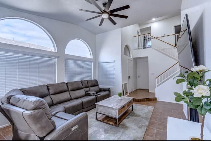 Charming 4-bedroom House W/pool - Tucson, AZ
