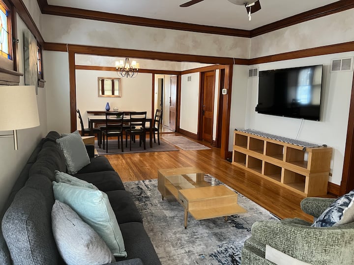 Walkable Downtown Forest Park Apartment - Elmwood Park, IL