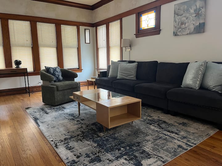 Walkable Downtown Forest Park Apartment - Oak Park, IL