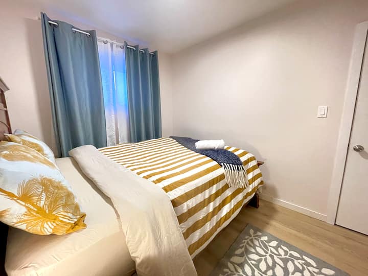 Floral_comfy Room With Air Conditioning - カルガリー