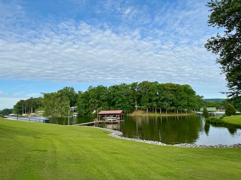 Lakeside Retreat on Weiss Lake