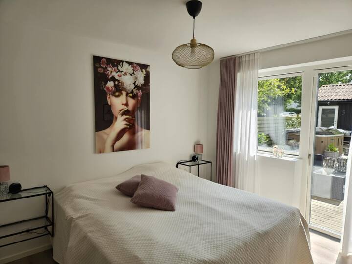 Master bedroom med 2 elevationssenge (2 x 90 cm)