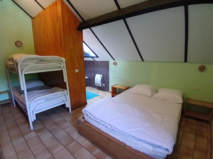 Habitación N° 1 con 1 cama doble + 1 litera + baño (lavabo y tina)