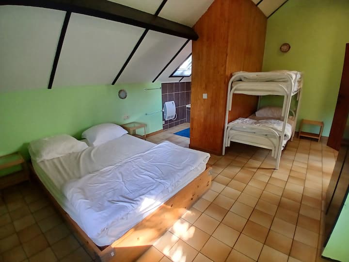 Habitación N° 4 con 1 cama doble + 1 litera + baño (lavabo y tina)