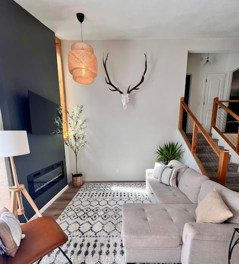 Spotless Gem: Open Floor-plan. Game room. Firepit