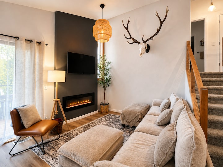 Spotless Gem: Open Floor-plan. Game room. Firepit
