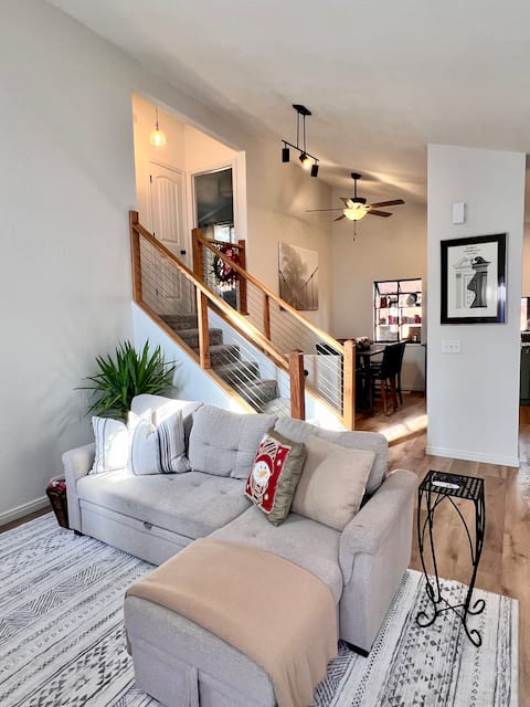 Remodeled Gem: Open Floor-plan Deck BBQ & Fire-Pit