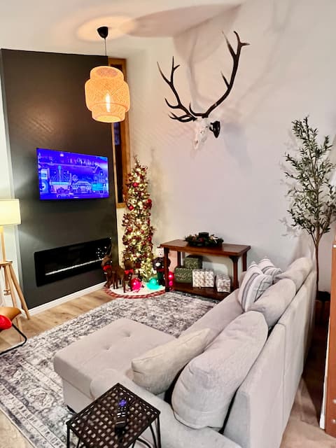 Remodeled Spotless Gem: Open Floor-plan. Game room