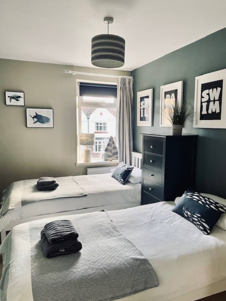 Chumba cha kulala cha 3 chenye vitanda viwili. Hii pia inaweza kusanidiwa kama chumba kimoja kwa ombi ili kuunda nafasi zaidi au ikiwa ungependa kuweka kitanda cha kusafiri kwenye chumba. 