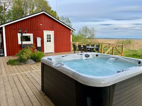 Peaceful lakefront cottage
