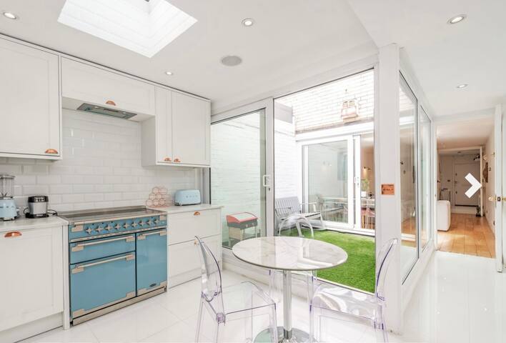 Lovely 4bed penthouse 3 baths and pretty courtyard