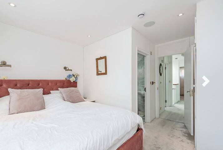 Lovely 4bed penthouse 3 baths and pretty courtyard gallery image 5