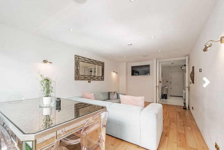 Lovely 4bed penthouse 3 baths and pretty courtyard gallery image 3