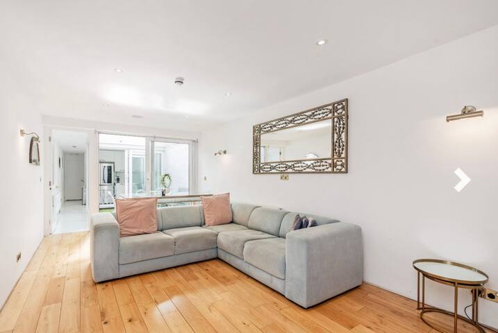 Lovely 4bed penthouse 3 baths and pretty courtyard gallery image 2