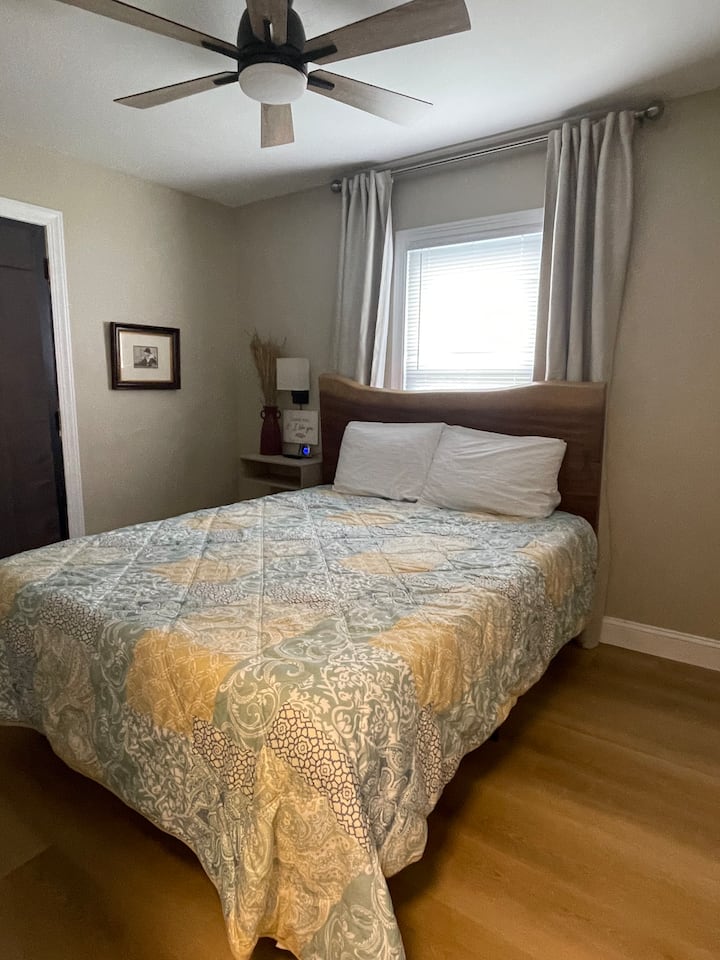 Pata utulivu wa chumba hiki cha kulala na feni yake ya dari iliyo kimya na ufikiaji wa kipekee kwenye sitaha ya nyuma. Godoro jipya, saa ya king 'ora na mapazia ya giza ya chumba. 