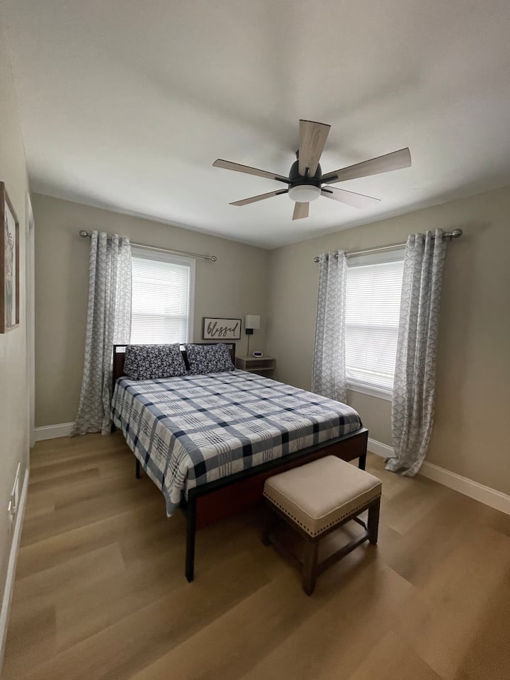 Godoro jipya na feni ya dari. Ufikiaji rahisi wa bandari za kuchaji. Kabati la kujipambia, kioo na kabati lenye viango. 