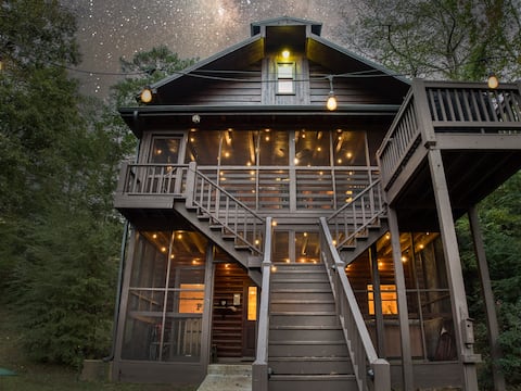 6 BR Riverfront Cabin w/Fire Pit Hot Tub & GameRm