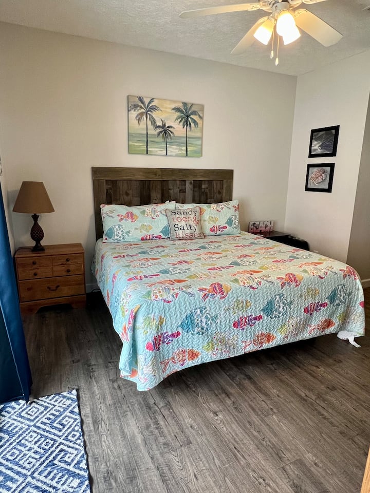 Chumba cha 2 Master Bedroom - King Bed with Twin Bunk Bed in Closet - Private Bathroom