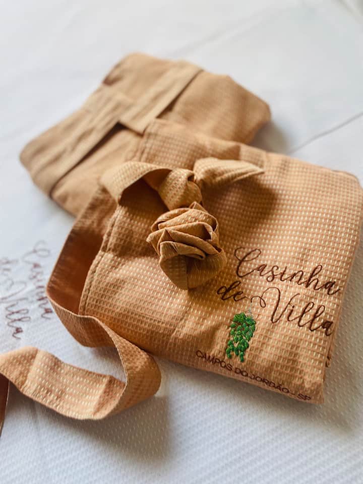 Nuestras batas de baño de piqué aportan belleza y comodidad a las temporadas de primavera y verano.